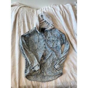 No Boundaries Hooded Jean Shirt Mens S (34-36)